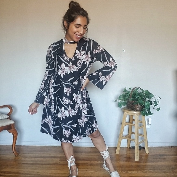 BLACK FLORAL CUTOUT TRAPEZE DRESS - Picture 7 of 8